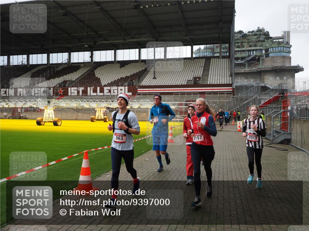 07.12.2025 - St. Pauli X-Mass-Run No. 15 Fabian Wolf http://msf.ph/oto/9397000 07.12.2025 10:42:27 Ziel 116, 563, 1272, 1358, 1434, 1438, 2012, 2013, 2157, 2261, 2722, 2931, 3042, 3399, 4622 meine-sportfotos.de