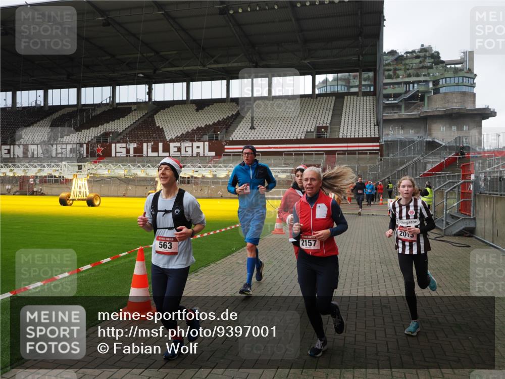 07.12.2025 - St. Pauli X-Mass-Run No. 15 Fabian Wolf http://msf.ph/oto/9397001 07.12.2025 10:42:27 Ziel 116, 563, 1272, 1358, 1434, 1438, 2012, 2013, 2157, 2261, 2722, 2931, 3042, 3399, 4622 meine-sportfotos.de