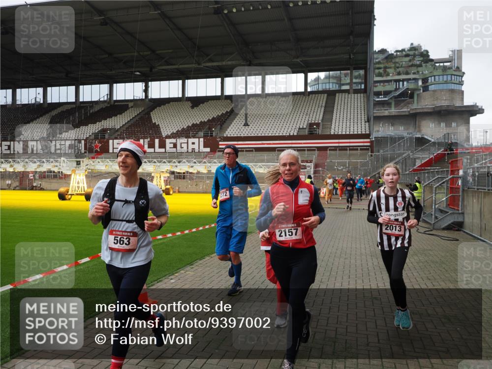 07.12.2025 - St. Pauli X-Mass-Run No. 15 Fabian Wolf http://msf.ph/oto/9397002 07.12.2025 10:42:27 Ziel 116, 563, 1272, 1358, 1434, 1438, 2012, 2013, 2157, 2261, 2722, 2931, 3042, 3399, 4622 meine-sportfotos.de