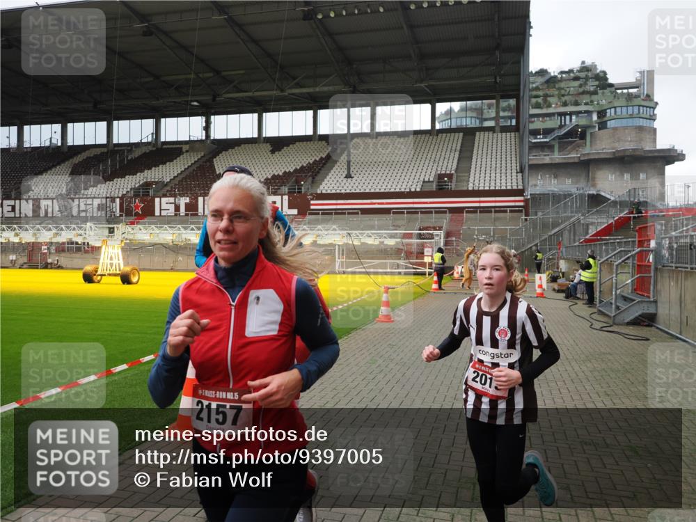 07.12.2025 - St. Pauli X-Mass-Run No. 15 Fabian Wolf http://msf.ph/oto/9397005 07.12.2025 10:42:28 Ziel 116, 563, 1272, 1358, 1434, 1438, 2012, 2013, 2157, 2621, 2622, 2722, 2931, 3399 meine-sportfotos.de