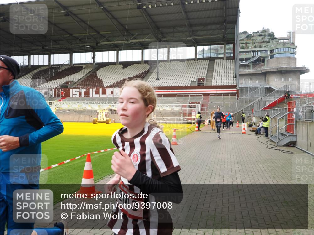 07.12.2025 - St. Pauli X-Mass-Run No. 15 Fabian Wolf http://msf.ph/oto/9397008 07.12.2025 10:42:28 Ziel 116, 563, 1272, 1358, 1434, 1438, 2012, 2013, 2157, 2621, 2622, 2722, 2931, 3399 meine-sportfotos.de