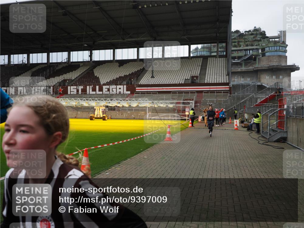 07.12.2025 - St. Pauli X-Mass-Run No. 15 Fabian Wolf http://msf.ph/oto/9397009 07.12.2025 10:42:29 Ziel 116, 563, 1272, 1358, 1434, 1438, 2012, 2013, 2157, 2621, 2622, 2722, 2931, 3399 meine-sportfotos.de