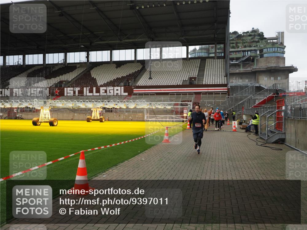 07.12.2025 - St. Pauli X-Mass-Run No. 15 Fabian Wolf http://msf.ph/oto/9397011 07.12.2025 10:42:30 Ziel 116, 563, 1272, 1358, 1434, 1438, 2012, 2013, 2157, 2621, 2622, 2722, 2931, 3399, 4394 meine-sportfotos.de