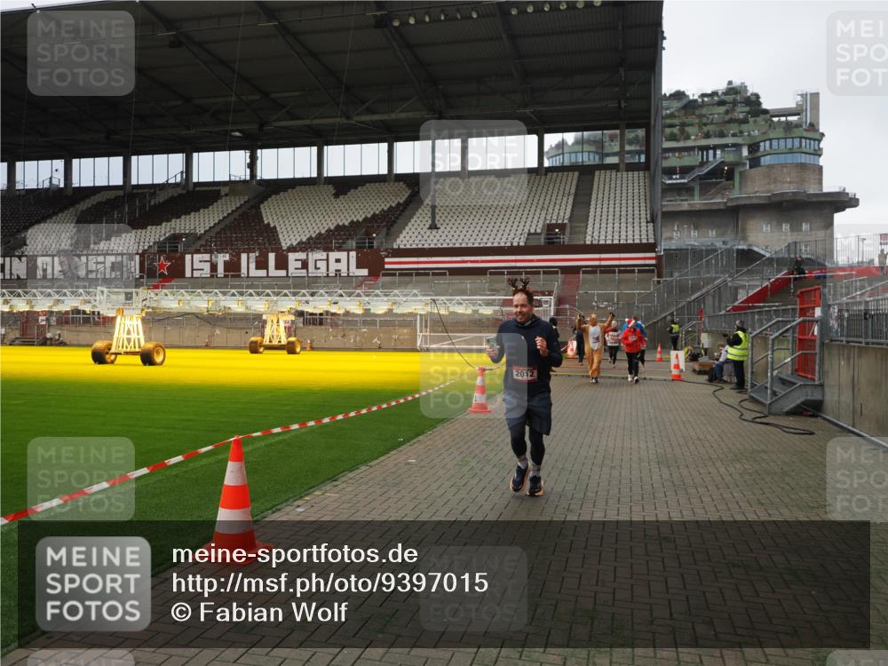 07.12.2025 - St. Pauli X-Mass-Run No. 15 Fabian Wolf http://msf.ph/oto/9397015 07.12.2025 10:42:31 Ziel 116, 519, 563, 1272, 1358, 1434, 1438, 2012, 2013, 2155, 2157, 2621, 2622, 2722, 2931, 3399, 4394 meine-sportfotos.de