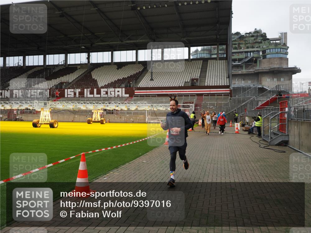 07.12.2025 - St. Pauli X-Mass-Run No. 15 Fabian Wolf http://msf.ph/oto/9397016 07.12.2025 10:42:31 Ziel 116, 519, 563, 1272, 1358, 1434, 1438, 2012, 2013, 2155, 2157, 2621, 2622, 2722, 2931, 3399, 4394 meine-sportfotos.de
