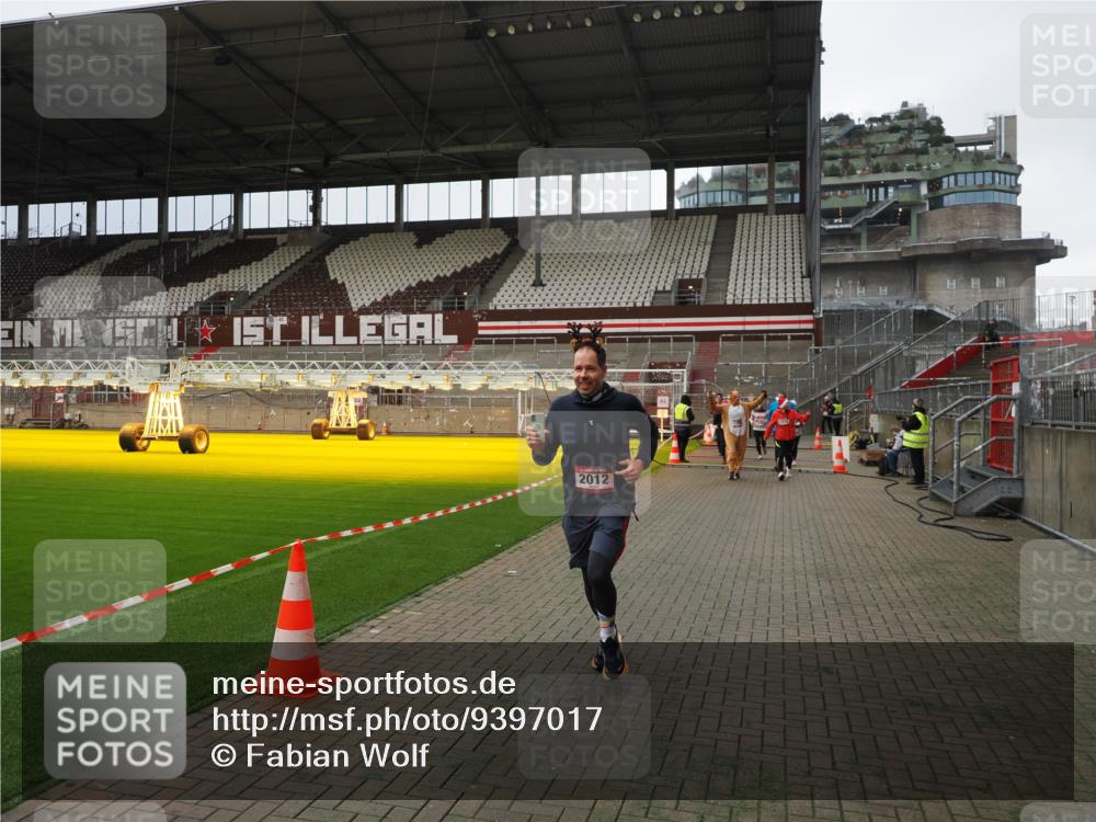 07.12.2025 - St. Pauli X-Mass-Run No. 15 Fabian Wolf http://msf.ph/oto/9397017 07.12.2025 10:42:31 Ziel 116, 519, 563, 1272, 1358, 1434, 1438, 2012, 2013, 2155, 2157, 2621, 2622, 2722, 2931, 3399, 4394 meine-sportfotos.de