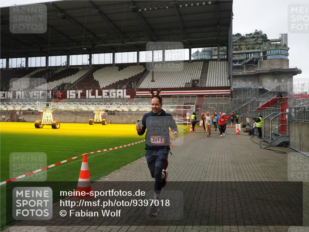 07.12.2025 - St. Pauli X-Mass-Run No. 15 Fabian Wolf http://msf.ph/oto/9397018 07.12.2025 10:42:32 Ziel 116, 519, 563, 625, 1272, 1358, 1434, 1438, 2012, 2013, 2155, 2157, 2621, 2622, 2722, 2931, 3399, 4394 meine-sportfotos.de
