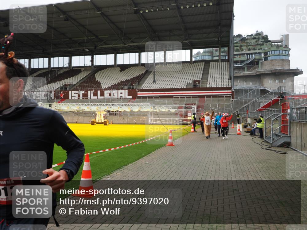 07.12.2025 - St. Pauli X-Mass-Run No. 15 Fabian Wolf http://msf.ph/oto/9397020 07.12.2025 10:42:32 Ziel 116, 519, 563, 625, 1272, 1358, 1434, 1438, 2012, 2013, 2155, 2157, 2621, 2622, 2722, 2931, 3399, 4394 meine-sportfotos.de