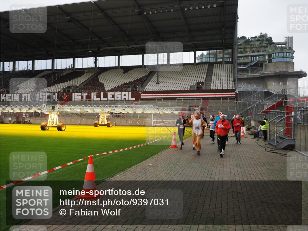 07.12.2025 - St. Pauli X-Mass-Run No. 15 Fabian Wolf http://msf.ph/oto/9397031 07.12.2025 10:42:35 Ziel 519, 563, 625, 1272, 1358, 1434, 2012, 2013, 2061, 2155, 2157, 2621, 2622, 2722, 2931, 3399, 4394 meine-sportfotos.de