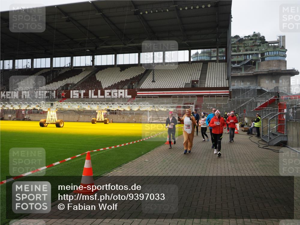 07.12.2025 - St. Pauli X-Mass-Run No. 15 Fabian Wolf http://msf.ph/oto/9397033 07.12.2025 10:42:36 Ziel 519, 563, 625, 1272, 1358, 1434, 2012, 2013, 2061, 2155, 2157, 2621, 2622, 2722, 2931, 3399, 4394, 4594 meine-sportfotos.de