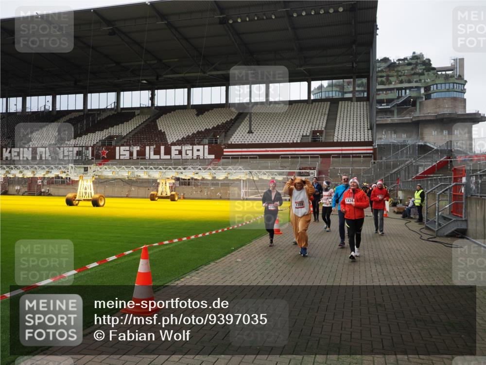 07.12.2025 - St. Pauli X-Mass-Run No. 15 Fabian Wolf http://msf.ph/oto/9397035 07.12.2025 10:42:36 Ziel 519, 563, 625, 1272, 1358, 1434, 2012, 2013, 2061, 2155, 2157, 2621, 2622, 2722, 2931, 3399, 4394, 4594 meine-sportfotos.de