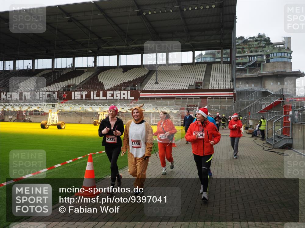 07.12.2025 - St. Pauli X-Mass-Run No. 15 Fabian Wolf http://msf.ph/oto/9397041 07.12.2025 10:42:38 Ziel 519, 563, 625, 1272, 1358, 1434, 2012, 2013, 2061, 2155, 2157, 2621, 2622, 2722, 2931, 4394, 4594 meine-sportfotos.de