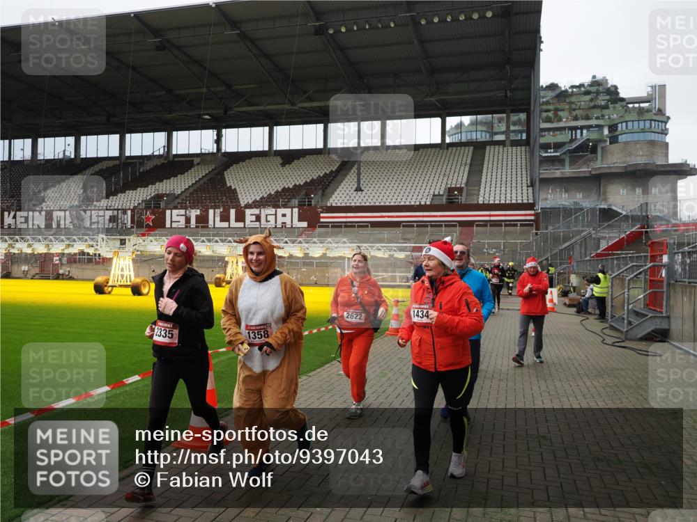 07.12.2025 - St. Pauli X-Mass-Run No. 15 Fabian Wolf http://msf.ph/oto/9397043 07.12.2025 10:42:38 Ziel 519, 563, 625, 1272, 1358, 1434, 2012, 2013, 2061, 2155, 2157, 2621, 2622, 2722, 2931, 4394, 4594 meine-sportfotos.de
