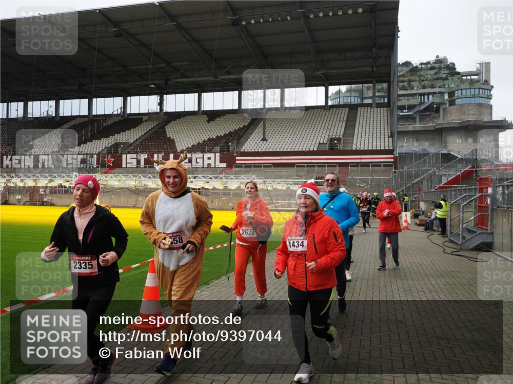 07.12.2025 - St. Pauli X-Mass-Run No. 15 Fabian Wolf http://msf.ph/oto/9397044 07.12.2025 10:42:39 Ziel 519, 563, 625, 1272, 1358, 1434, 2012, 2013, 2061, 2155, 2157, 2621, 2622, 2722, 4394, 4594 meine-sportfotos.de