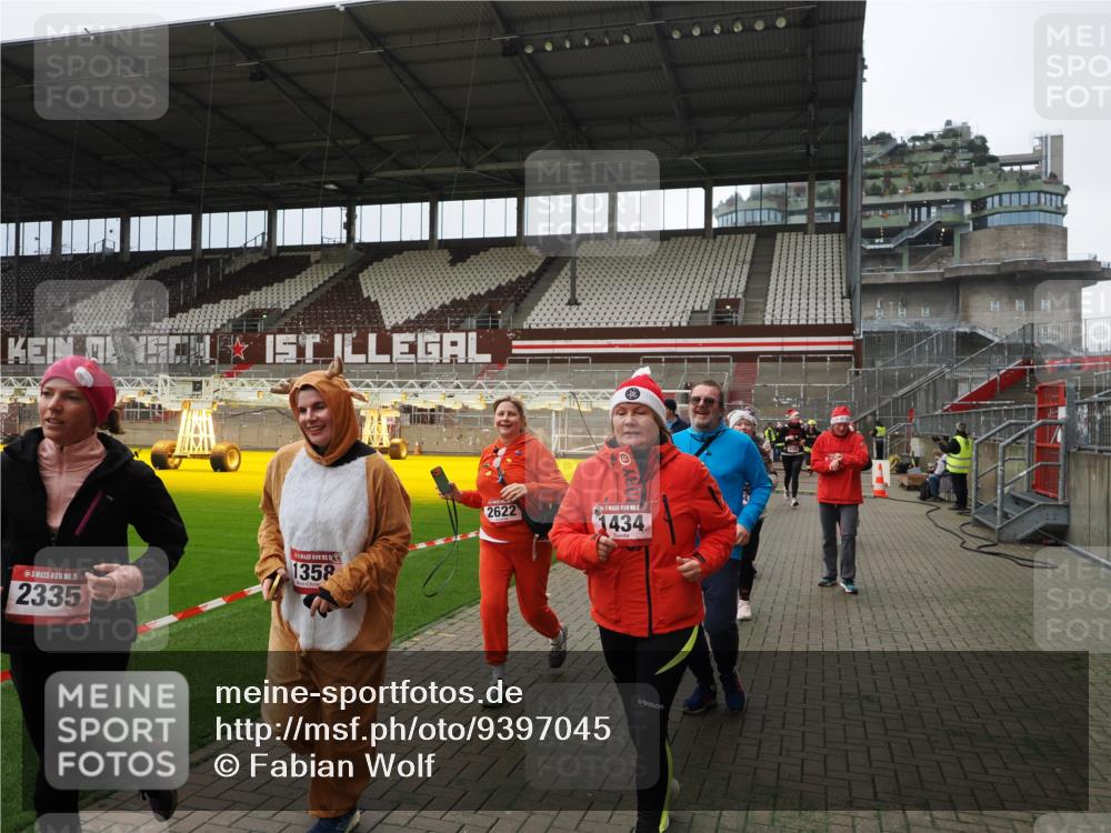 07.12.2025 - St. Pauli X-Mass-Run No. 15 Fabian Wolf http://msf.ph/oto/9397045 07.12.2025 10:42:39 Ziel 519, 563, 625, 1272, 1358, 1434, 2012, 2013, 2061, 2155, 2157, 2621, 2622, 2722, 4394, 4594 meine-sportfotos.de