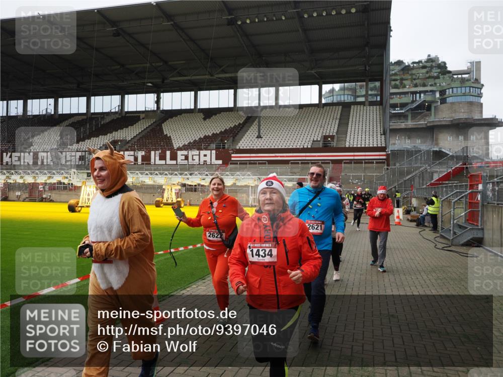 07.12.2025 - St. Pauli X-Mass-Run No. 15 Fabian Wolf http://msf.ph/oto/9397046 07.12.2025 10:42:39 Ziel 519, 563, 625, 1272, 1358, 1434, 2012, 2013, 2061, 2155, 2157, 2621, 2622, 2722, 4394, 4594 meine-sportfotos.de