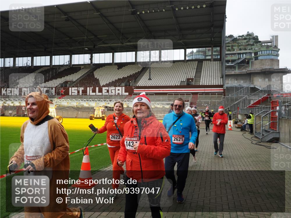 07.12.2025 - St. Pauli X-Mass-Run No. 15 Fabian Wolf http://msf.ph/oto/9397047 07.12.2025 10:42:39 Ziel 519, 563, 625, 1272, 1358, 1434, 2012, 2013, 2061, 2155, 2157, 2621, 2622, 2722, 4394, 4594 meine-sportfotos.de