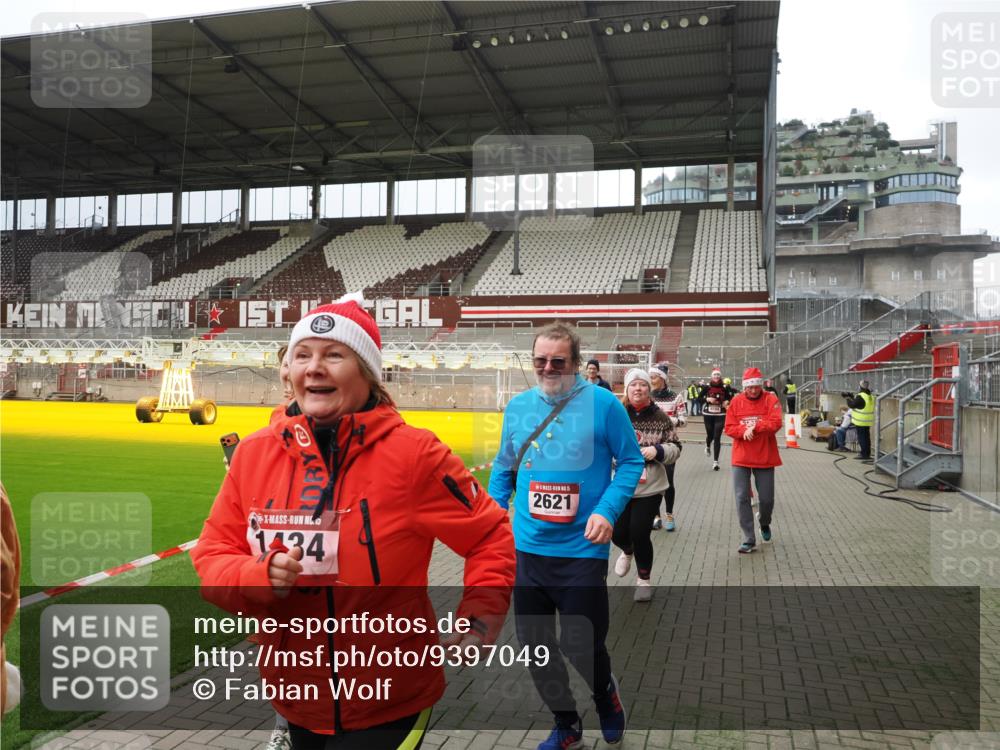 07.12.2025 - St. Pauli X-Mass-Run No. 15 Fabian Wolf http://msf.ph/oto/9397049 07.12.2025 10:42:40 Ziel 519, 563, 598, 625, 1272, 1358, 1434, 2012, 2013, 2061, 2155, 2621, 2622, 2722, 4394, 4594 meine-sportfotos.de