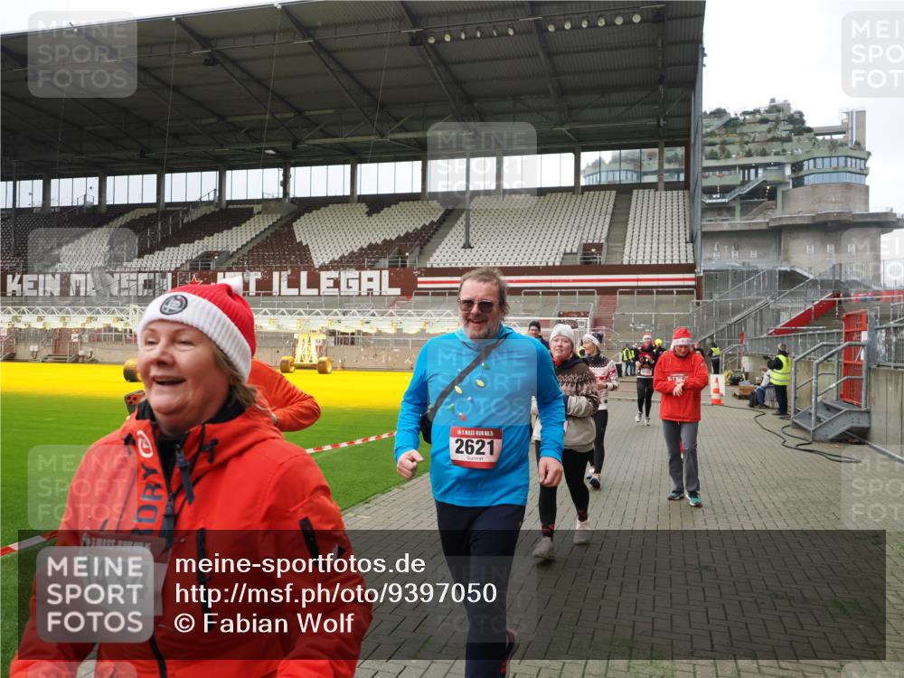 07.12.2025 - St. Pauli X-Mass-Run No. 15 Fabian Wolf http://msf.ph/oto/9397050 07.12.2025 10:42:40 Ziel 519, 563, 598, 625, 1272, 1358, 1434, 2012, 2013, 2061, 2155, 2621, 2622, 2722, 4394, 4594 meine-sportfotos.de
