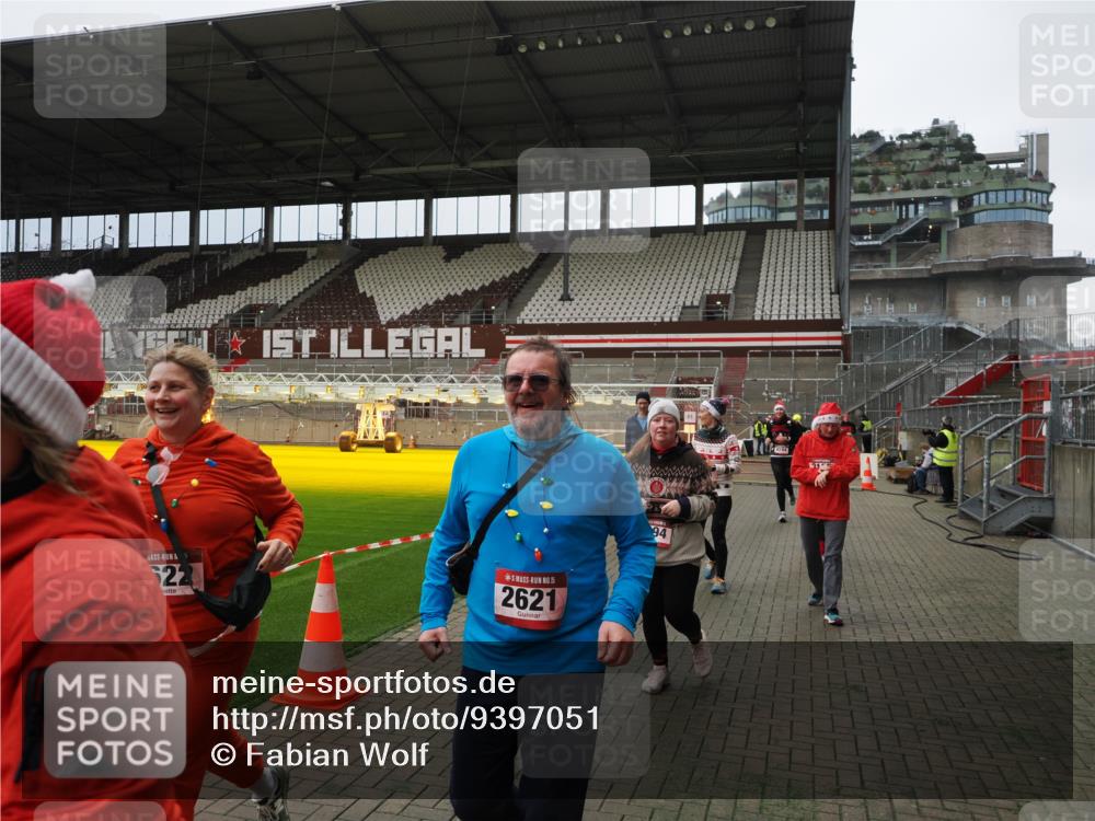 07.12.2025 - St. Pauli X-Mass-Run No. 15 Fabian Wolf http://msf.ph/oto/9397051 07.12.2025 10:42:40 Ziel 519, 563, 598, 625, 1272, 1358, 1434, 2012, 2013, 2061, 2155, 2621, 2622, 2722, 4394, 4594 meine-sportfotos.de
