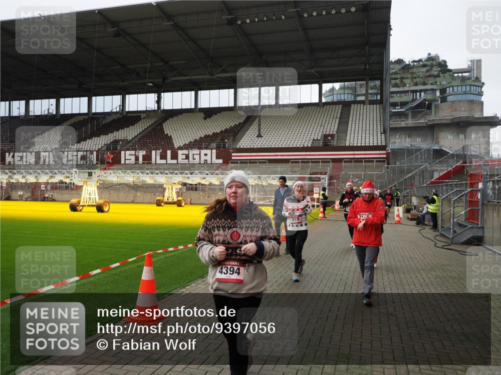 07.12.2025 - St. Pauli X-Mass-Run No. 15 Fabian Wolf http://msf.ph/oto/9397056 07.12.2025 10:42:41 Ziel 519, 598, 604, 625, 1358, 1434, 1758, 2012, 2061, 2155, 2621, 2622, 2722, 4394, 4594, 4857 meine-sportfotos.de