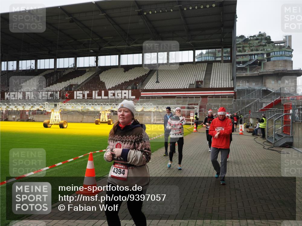 07.12.2025 - St. Pauli X-Mass-Run No. 15 Fabian Wolf http://msf.ph/oto/9397057 07.12.2025 10:42:41 Ziel 519, 598, 604, 625, 1358, 1434, 1758, 2012, 2061, 2155, 2621, 2622, 2722, 4394, 4594, 4857 meine-sportfotos.de