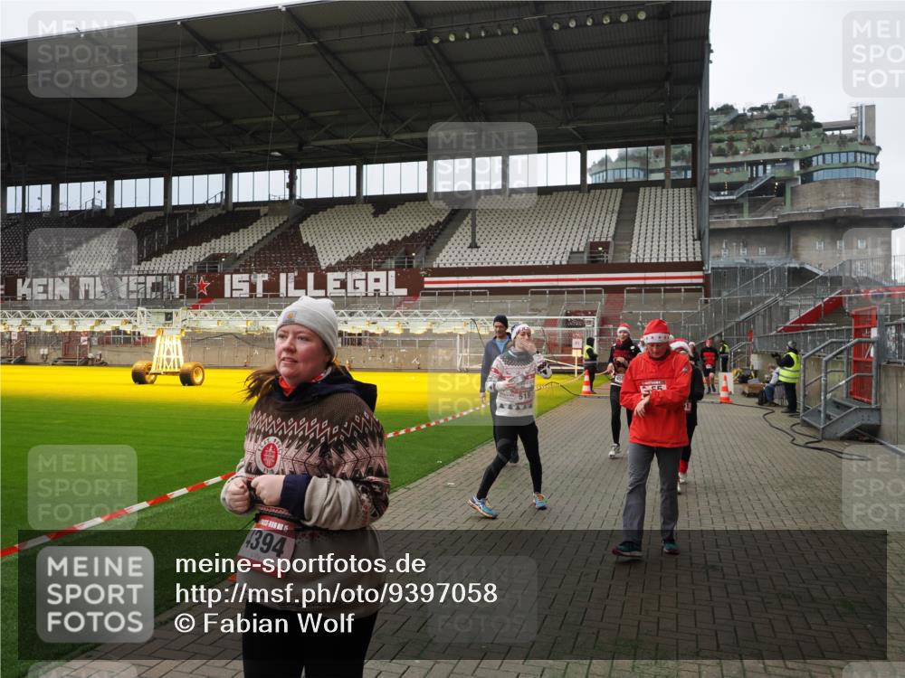 07.12.2025 - St. Pauli X-Mass-Run No. 15 Fabian Wolf http://msf.ph/oto/9397058 07.12.2025 10:42:41 Ziel 519, 598, 604, 625, 1358, 1434, 1758, 2012, 2061, 2155, 2621, 2622, 2722, 4394, 4594, 4857 meine-sportfotos.de