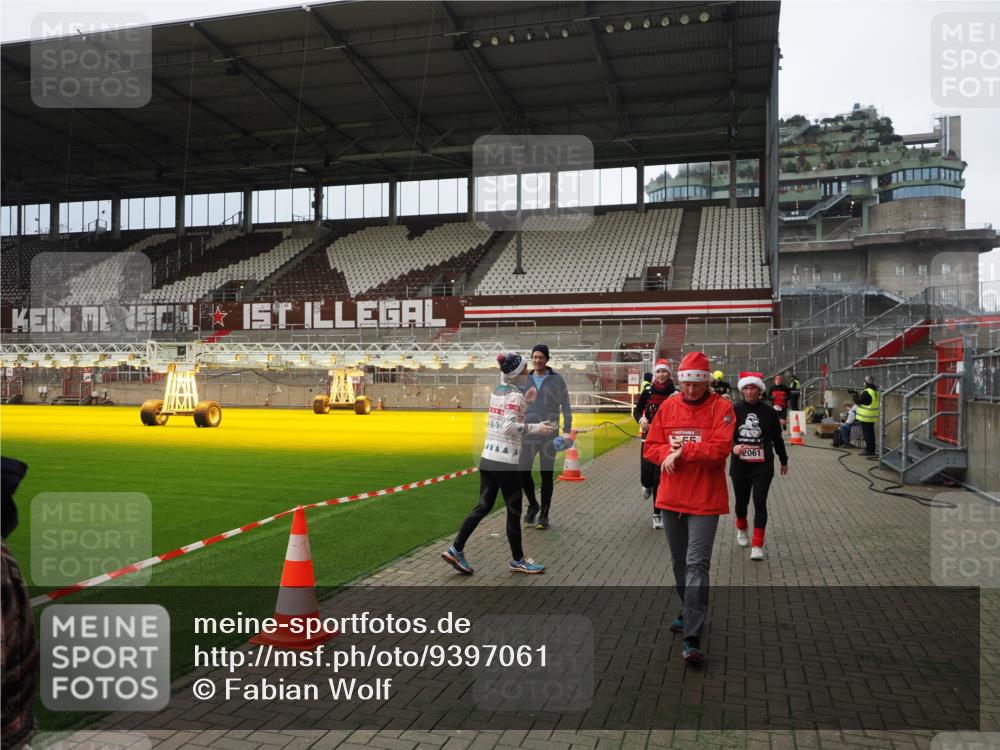 07.12.2025 - St. Pauli X-Mass-Run No. 15 Fabian Wolf http://msf.ph/oto/9397061 07.12.2025 10:42:42 Ziel 519, 598, 604, 625, 1358, 1434, 1758, 2012, 2061, 2155, 2621, 2622, 2722, 4394, 4594, 4857 meine-sportfotos.de