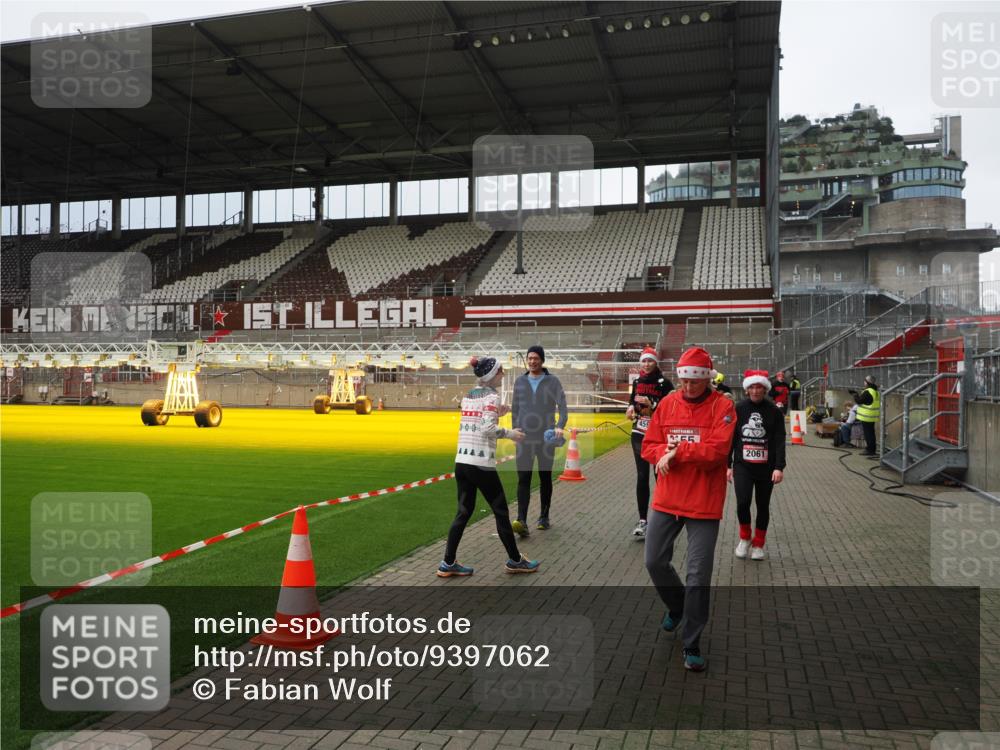 07.12.2025 - St. Pauli X-Mass-Run No. 15 Fabian Wolf http://msf.ph/oto/9397062 07.12.2025 10:42:42 Ziel 519, 598, 604, 625, 1358, 1434, 1758, 2012, 2061, 2155, 2621, 2622, 2722, 4394, 4594, 4857 meine-sportfotos.de
