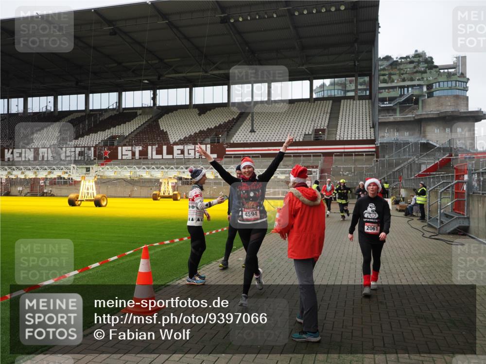 07.12.2025 - St. Pauli X-Mass-Run No. 15 Fabian Wolf http://msf.ph/oto/9397066 07.12.2025 10:42:43 Ziel 519, 598, 604, 625, 1358, 1434, 1758, 2012, 2061, 2155, 2621, 2622, 4394, 4594, 4857 meine-sportfotos.de