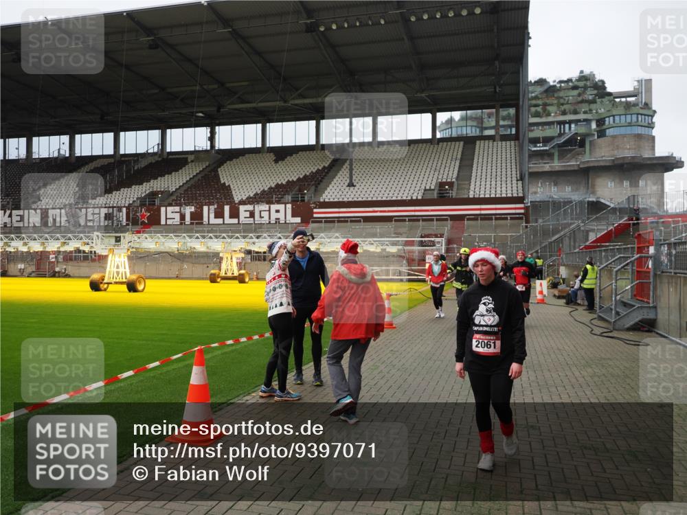 07.12.2025 - St. Pauli X-Mass-Run No. 15 Fabian Wolf http://msf.ph/oto/9397071 07.12.2025 10:42:45 Ziel 519, 598, 604, 625, 1358, 1434, 1758, 2012, 2061, 2155, 2621, 2622, 4394, 4594, 4857 meine-sportfotos.de