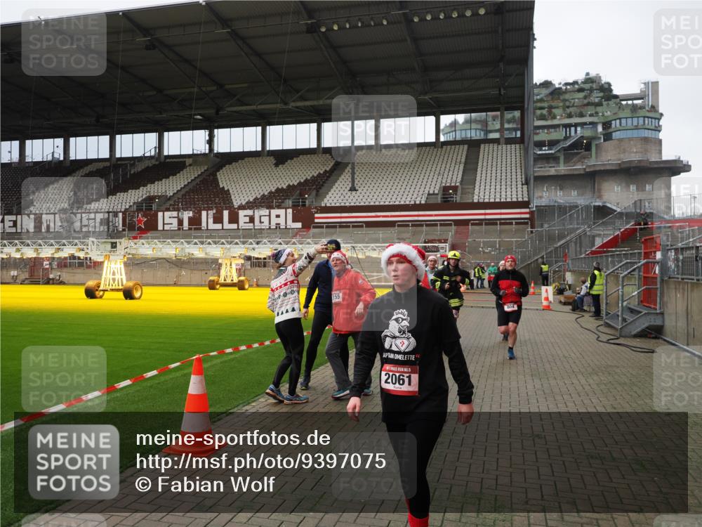 07.12.2025 - St. Pauli X-Mass-Run No. 15 Fabian Wolf http://msf.ph/oto/9397075 07.12.2025 10:42:46 Ziel 519, 598, 604, 625, 1358, 1434, 1758, 2012, 2061, 2155, 2621, 2622, 4394, 4594, 4857 meine-sportfotos.de