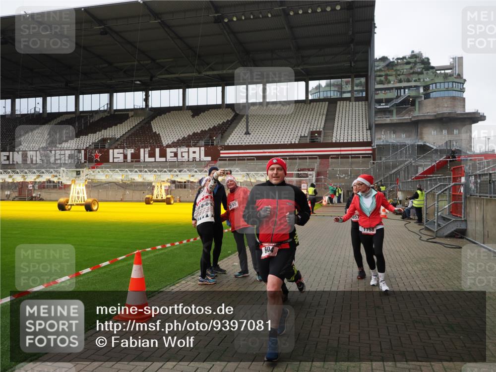 07.12.2025 - St. Pauli X-Mass-Run No. 15 Fabian Wolf http://msf.ph/oto/9397081 07.12.2025 10:42:48 Ziel 519, 598, 604, 625, 1758, 2061, 2155, 2621, 2622, 4394, 4594, 4857 meine-sportfotos.de