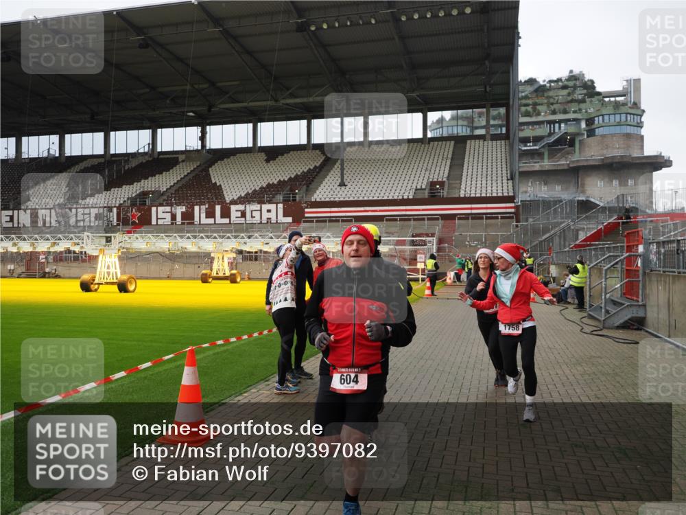 07.12.2025 - St. Pauli X-Mass-Run No. 15 Fabian Wolf http://msf.ph/oto/9397082 07.12.2025 10:42:48 Ziel 519, 598, 604, 625, 1758, 2061, 2155, 2621, 2622, 4394, 4594, 4857 meine-sportfotos.de