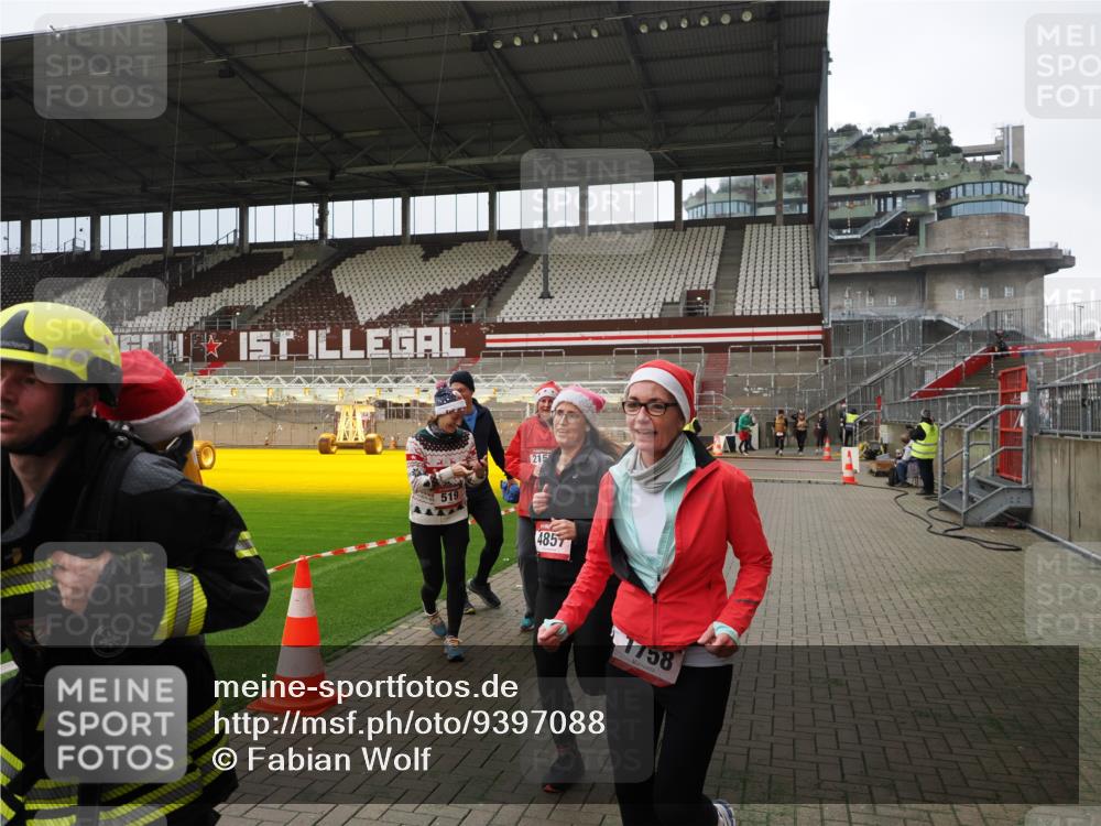 07.12.2025 - St. Pauli X-Mass-Run No. 15 Fabian Wolf http://msf.ph/oto/9397088 07.12.2025 10:42:49 Ziel 519, 598, 604, 625, 1758, 2061, 2155, 4394, 4594, 4857 meine-sportfotos.de
