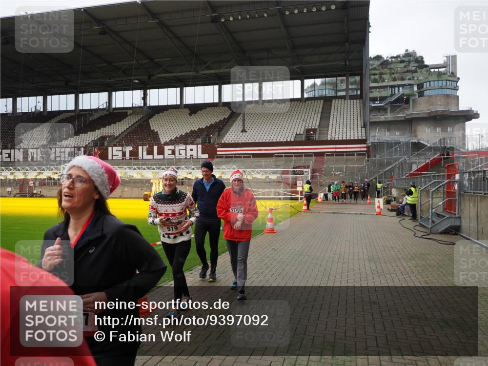07.12.2025 - St. Pauli X-Mass-Run No. 15 Fabian Wolf http://msf.ph/oto/9397092 07.12.2025 10:42:50 Ziel 519, 598, 604, 625, 1758, 2061, 2155, 4394, 4594, 4857 meine-sportfotos.de