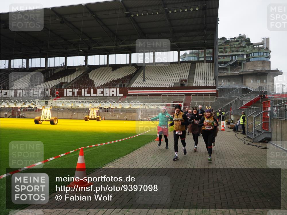 07.12.2025 - St. Pauli X-Mass-Run No. 15 Fabian Wolf http://msf.ph/oto/9397098 07.12.2025 10:42:59 Ziel 296, 598, 604, 1758, 2336, 2337, 2802, 2901, 3381, 4161, 4621, 4857 meine-sportfotos.de