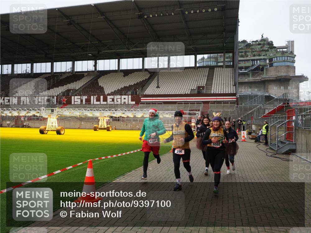 07.12.2025 - St. Pauli X-Mass-Run No. 15 Fabian Wolf http://msf.ph/oto/9397100 07.12.2025 10:42:59 Ziel 296, 598, 604, 1758, 2336, 2337, 2802, 2901, 3381, 4161, 4621, 4857 meine-sportfotos.de