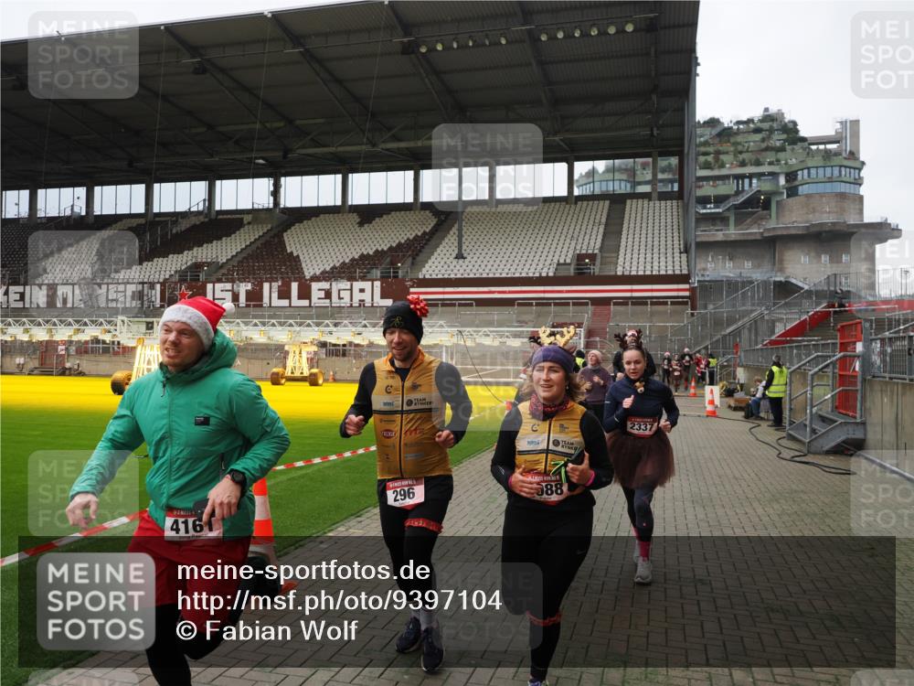 07.12.2025 - St. Pauli X-Mass-Run No. 15 Fabian Wolf http://msf.ph/oto/9397104 07.12.2025 10:43:00 Ziel 296, 598, 604, 1758, 2336, 2337, 2802, 2901, 3381, 4161, 4621, 4857 meine-sportfotos.de