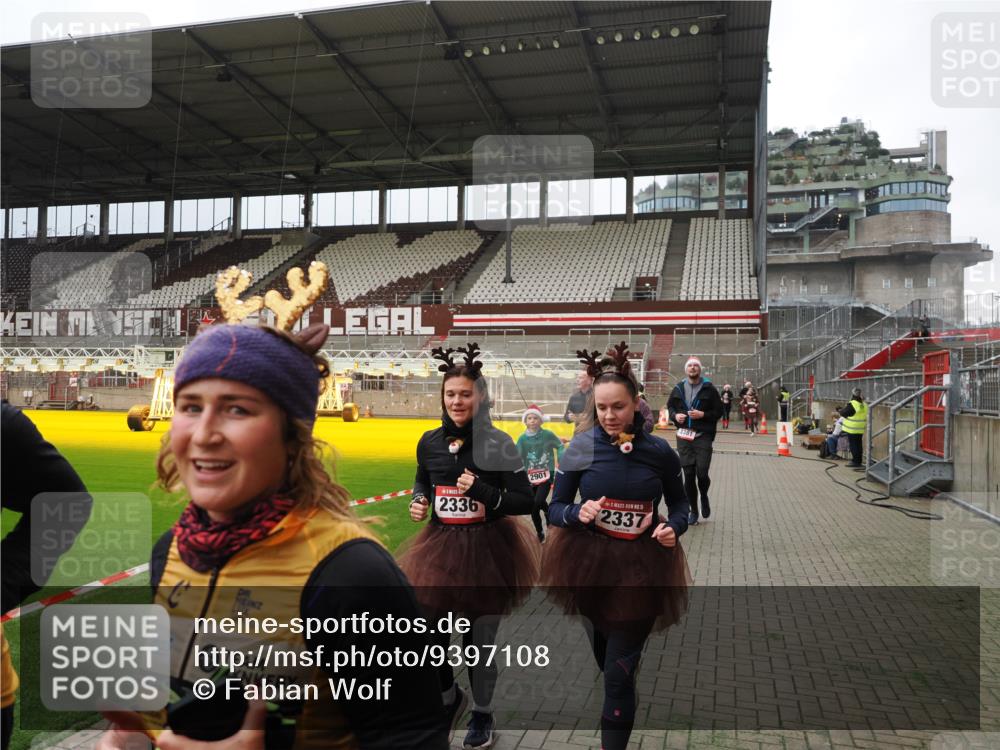 07.12.2025 - St. Pauli X-Mass-Run No. 15 Fabian Wolf http://msf.ph/oto/9397108 07.12.2025 10:43:01 Ziel 296, 604, 1758, 2336, 2337, 2802, 2901, 3381, 4161, 4621, 4857 meine-sportfotos.de