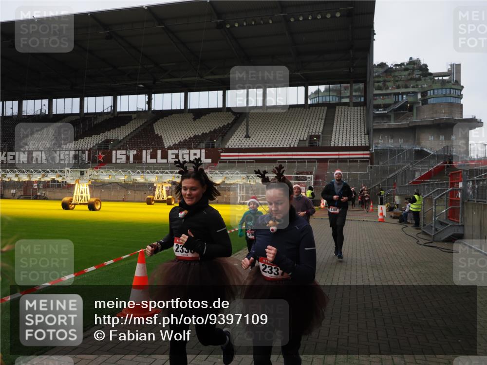 07.12.2025 - St. Pauli X-Mass-Run No. 15 Fabian Wolf http://msf.ph/oto/9397109 07.12.2025 10:43:01 Ziel 296, 604, 1758, 2336, 2337, 2802, 2901, 3381, 4161, 4621, 4857 meine-sportfotos.de