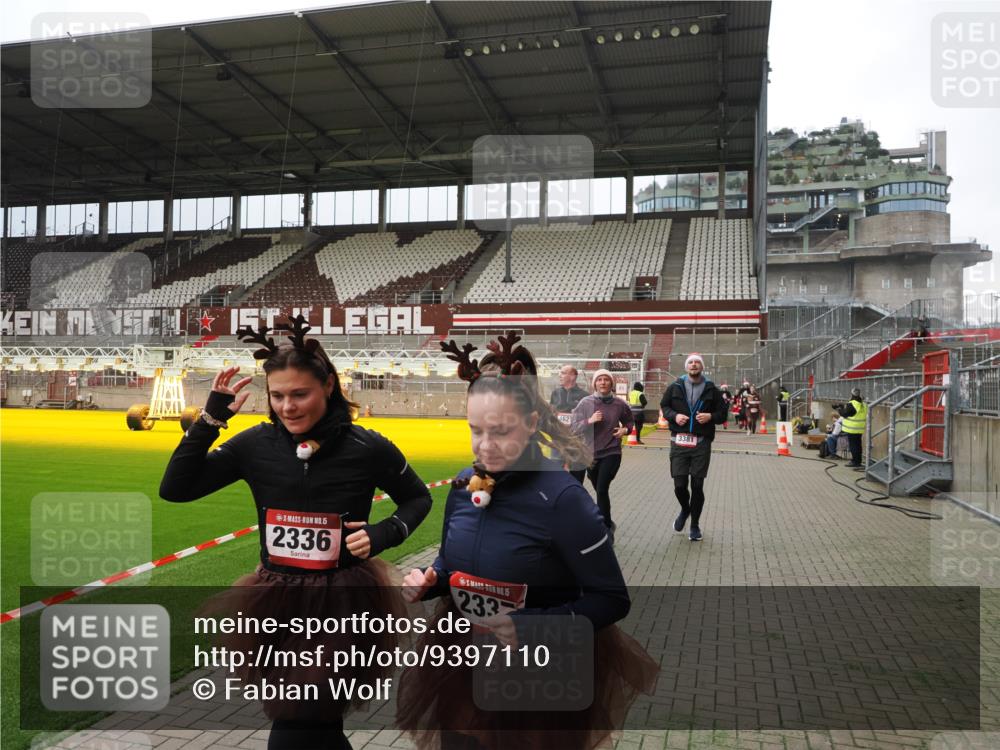 07.12.2025 - St. Pauli X-Mass-Run No. 15 Fabian Wolf http://msf.ph/oto/9397110 07.12.2025 10:43:01 Ziel 296, 604, 1758, 2336, 2337, 2802, 2901, 3381, 4161, 4621, 4857 meine-sportfotos.de