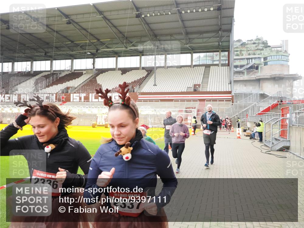 07.12.2025 - St. Pauli X-Mass-Run No. 15 Fabian Wolf http://msf.ph/oto/9397111 07.12.2025 10:43:02 Ziel 296, 1301, 2336, 2337, 2802, 2901, 3381, 4161, 4621 meine-sportfotos.de
