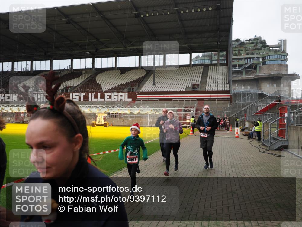 07.12.2025 - St. Pauli X-Mass-Run No. 15 Fabian Wolf http://msf.ph/oto/9397112 07.12.2025 10:43:02 Ziel 296, 1301, 2336, 2337, 2802, 2901, 3381, 4161, 4621 meine-sportfotos.de