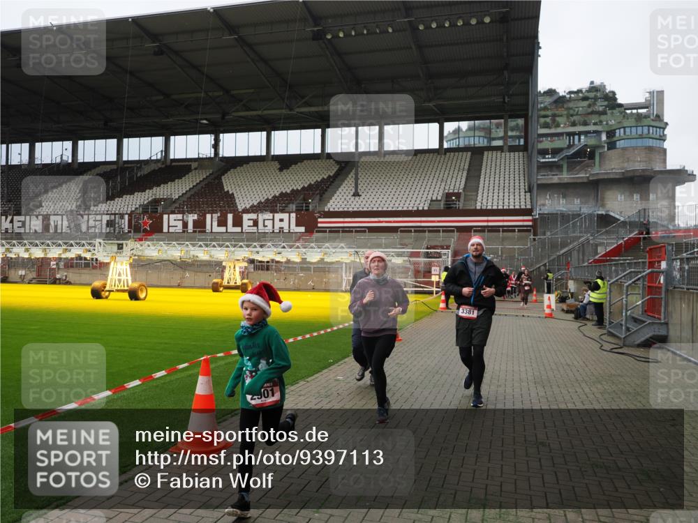 07.12.2025 - St. Pauli X-Mass-Run No. 15 Fabian Wolf http://msf.ph/oto/9397113 07.12.2025 10:43:02 Ziel 296, 1301, 2336, 2337, 2802, 2901, 3381, 4161, 4621 meine-sportfotos.de