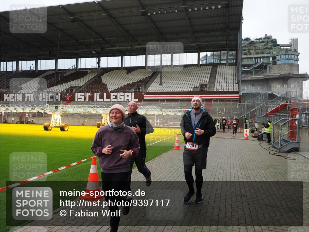 07.12.2025 - St. Pauli X-Mass-Run No. 15 Fabian Wolf http://msf.ph/oto/9397117 07.12.2025 10:43:03 Ziel 296, 1301, 2336, 2337, 2802, 2901, 3381, 4161, 4621 meine-sportfotos.de