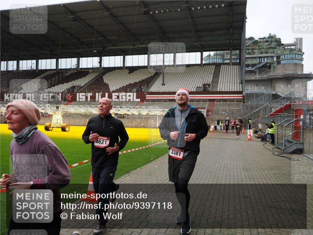 07.12.2025 - St. Pauli X-Mass-Run No. 15 Fabian Wolf http://msf.ph/oto/9397118 07.12.2025 10:43:03 Ziel 296, 1301, 2336, 2337, 2802, 2901, 3381, 4161, 4621 meine-sportfotos.de