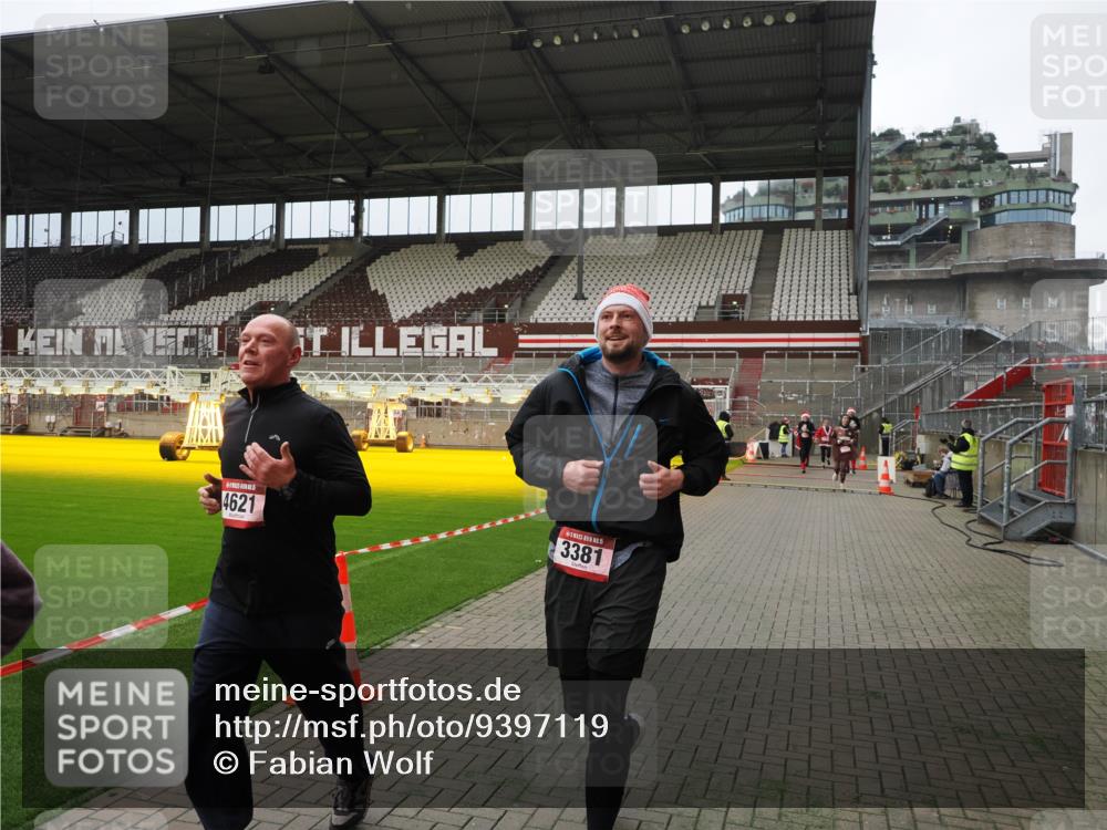 07.12.2025 - St. Pauli X-Mass-Run No. 15 Fabian Wolf http://msf.ph/oto/9397119 07.12.2025 10:43:03 Ziel 296, 1301, 2336, 2337, 2802, 2901, 3381, 4161, 4621 meine-sportfotos.de