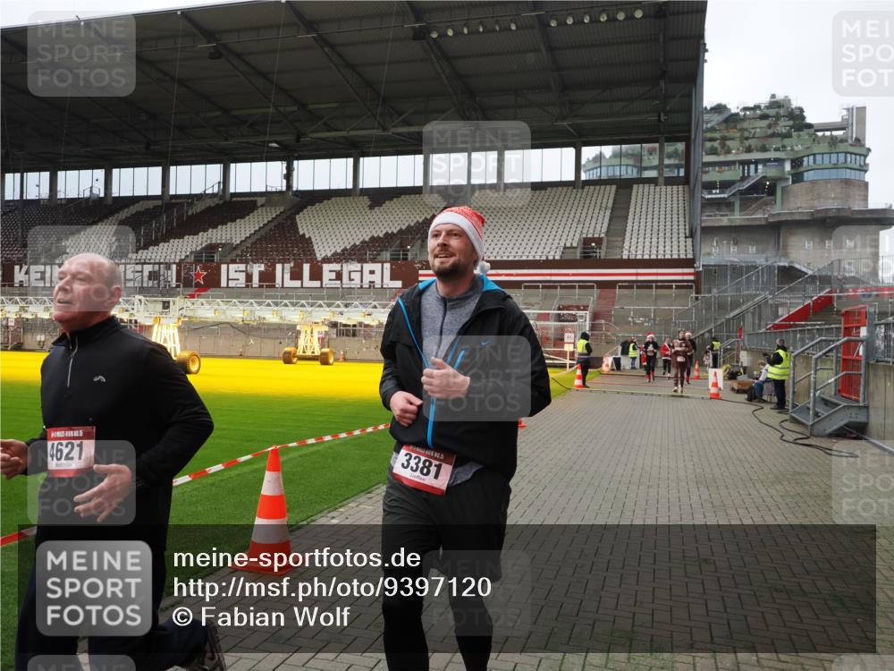 07.12.2025 - St. Pauli X-Mass-Run No. 15 Fabian Wolf http://msf.ph/oto/9397120 07.12.2025 10:43:04 Ziel 296, 1301, 2052, 2053, 2336, 2337, 2802, 2901, 3381, 4161, 4621 meine-sportfotos.de