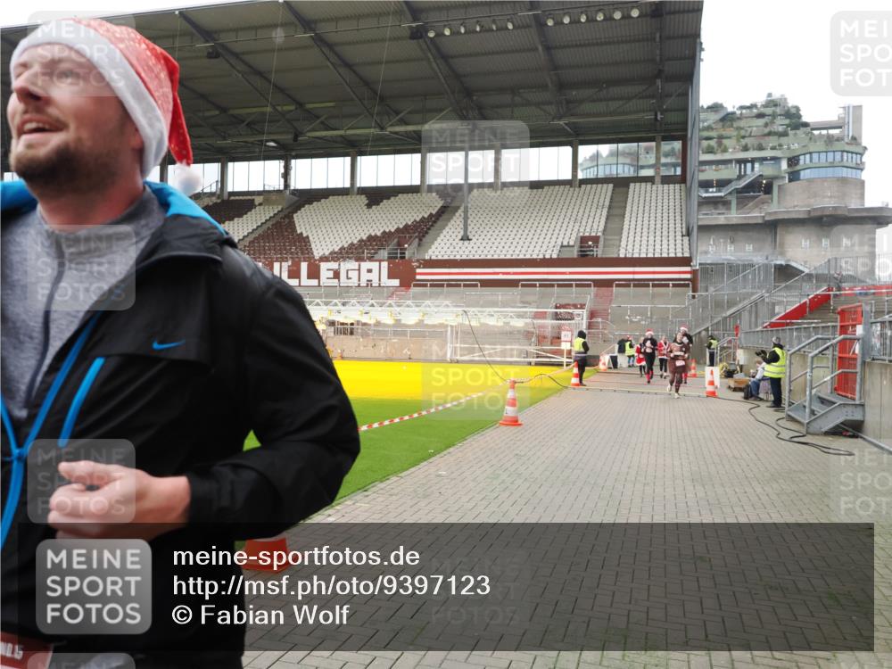07.12.2025 - St. Pauli X-Mass-Run No. 15 Fabian Wolf http://msf.ph/oto/9397123 07.12.2025 10:43:04 Ziel 296, 1301, 2052, 2053, 2336, 2337, 2802, 2901, 3381, 4161, 4621 meine-sportfotos.de